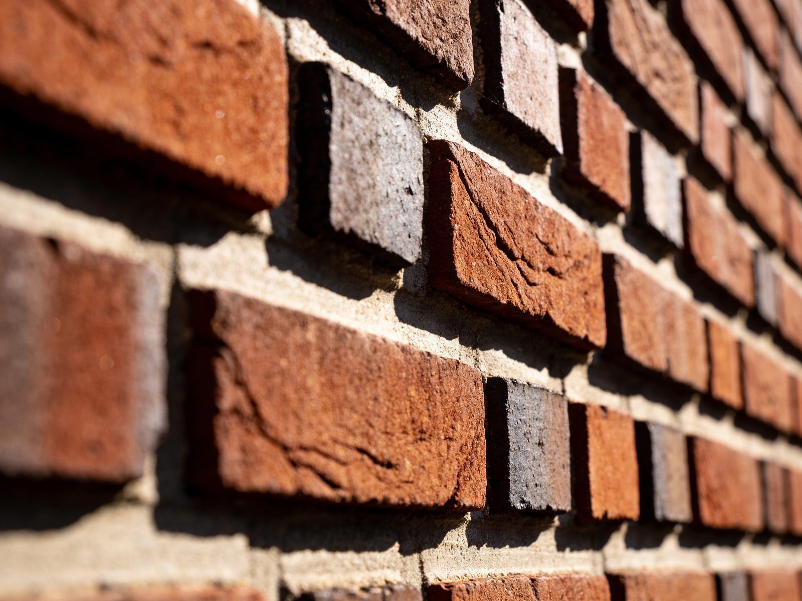 Nahaufnahme einer Klinkerriemchen-Fassade mit Mörtelfugen