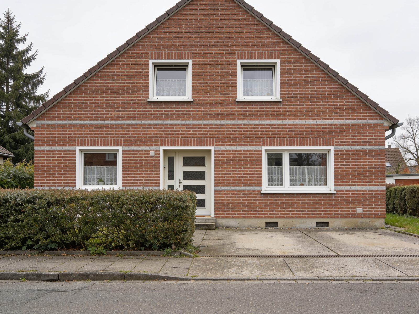 Dasselbe Wohnhaus nach der Sanierung mit Isolierklinker-Fassade